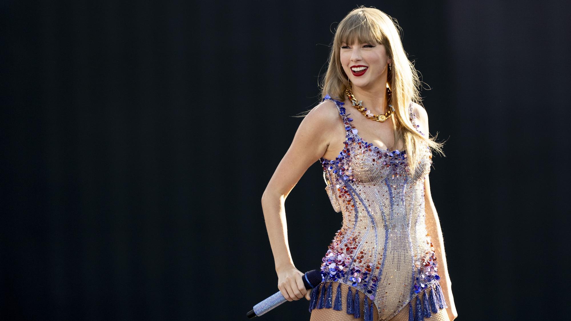 Die US-amerikanische Singer-Songwriterin Taylor Swift tritt während ihres Konzerts im Rahmen ihrer „Eras Tour“ im Letzigrund-Stadion auf.