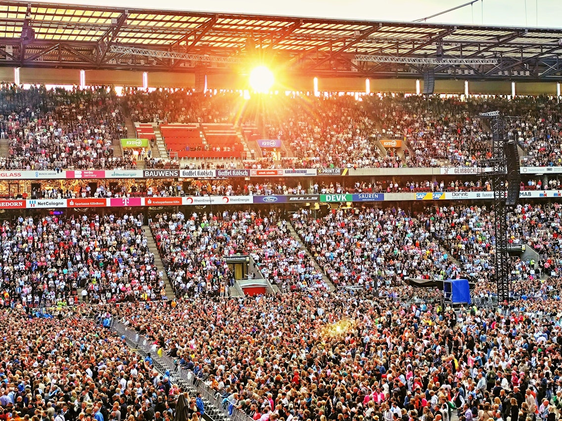 Das ausverkaufte Rhein-Energie-Stadion beim Konzert von Roland Kaiser.