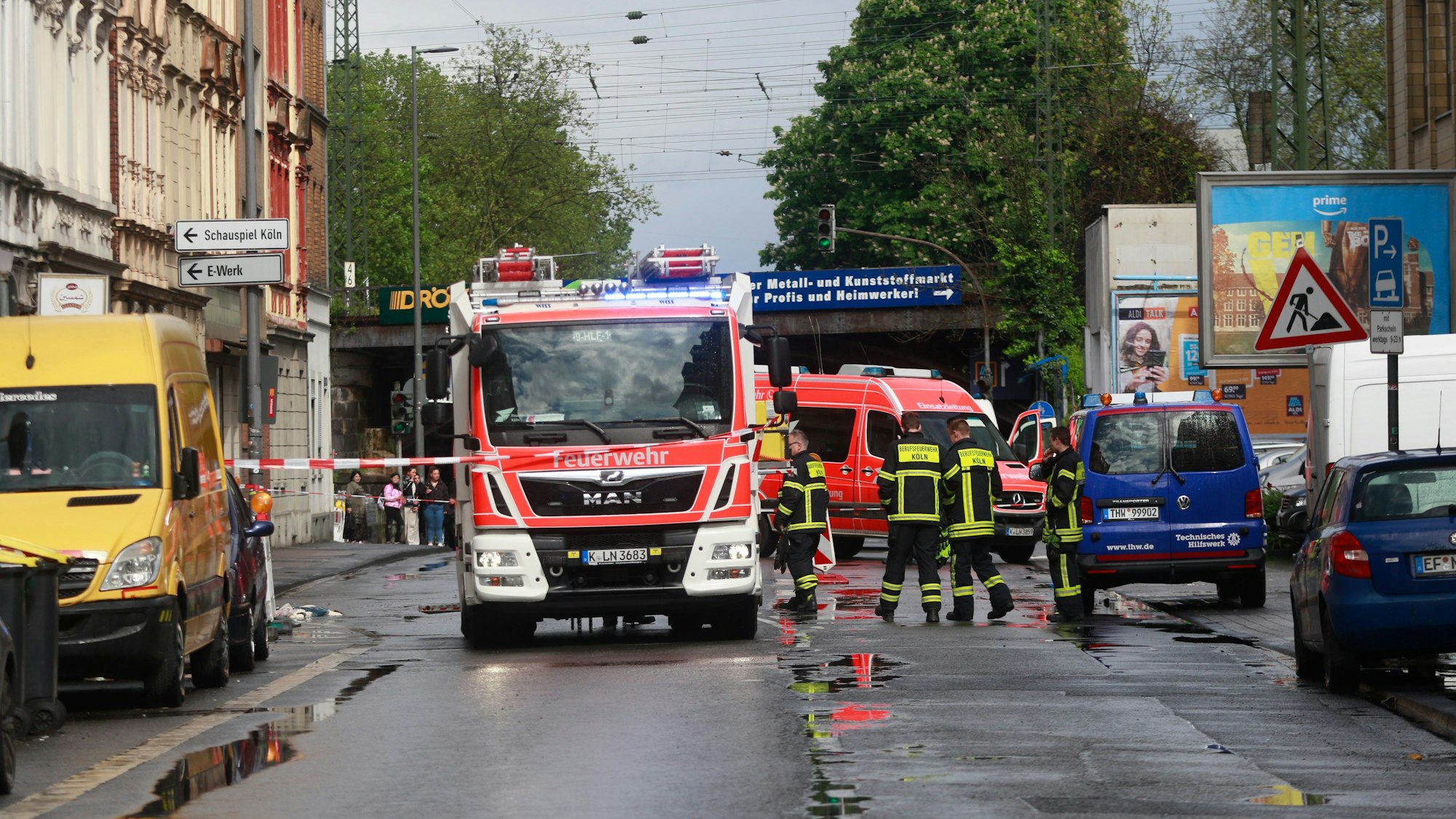 Ein Wagen der Feuerwehr steht bei einem Einsatz mitten auf der Straße.