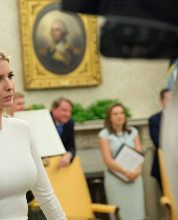 Die Tochter von US-Präsident Trump, Ivanka Trump, hört ihrem Vater zu, als er nach der Unterzeichnung eines Dekrets mit Journalisten spricht.