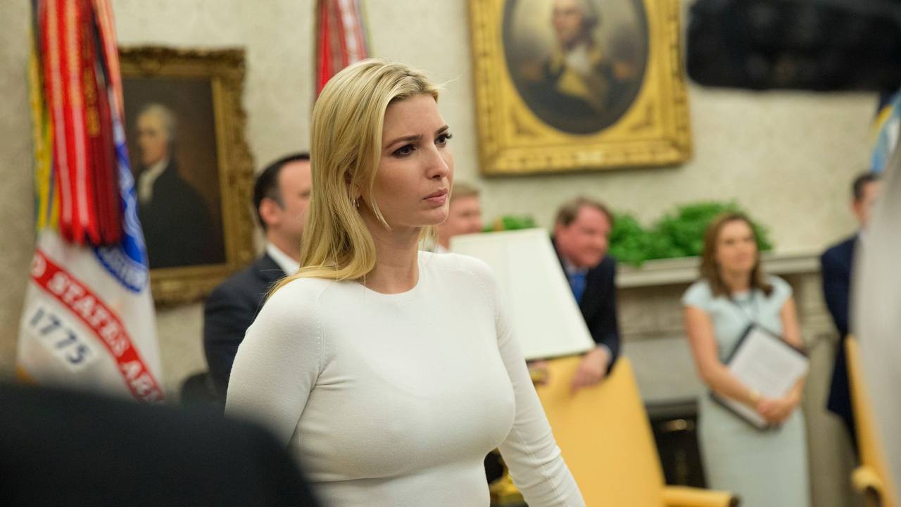 Die Tochter von US-Präsident Trump, Ivanka Trump, hört ihrem Vater zu, als er nach der Unterzeichnung eines Dekrets mit Journalisten spricht.