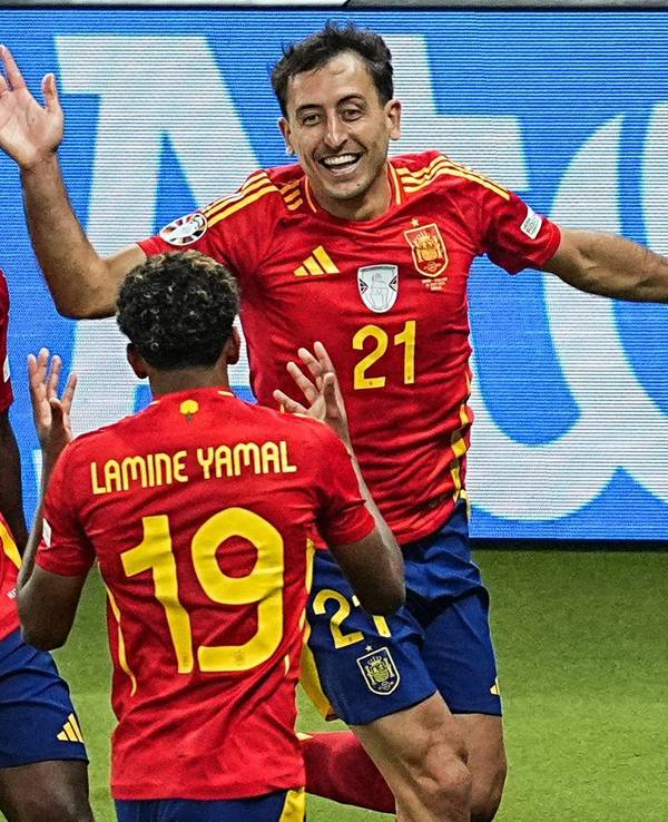 Mikel Oyarzabal jubelt nach seinem Tor zum 2-1 mit Spaniens Nico Williams und Spaniens Lamine Yamal.