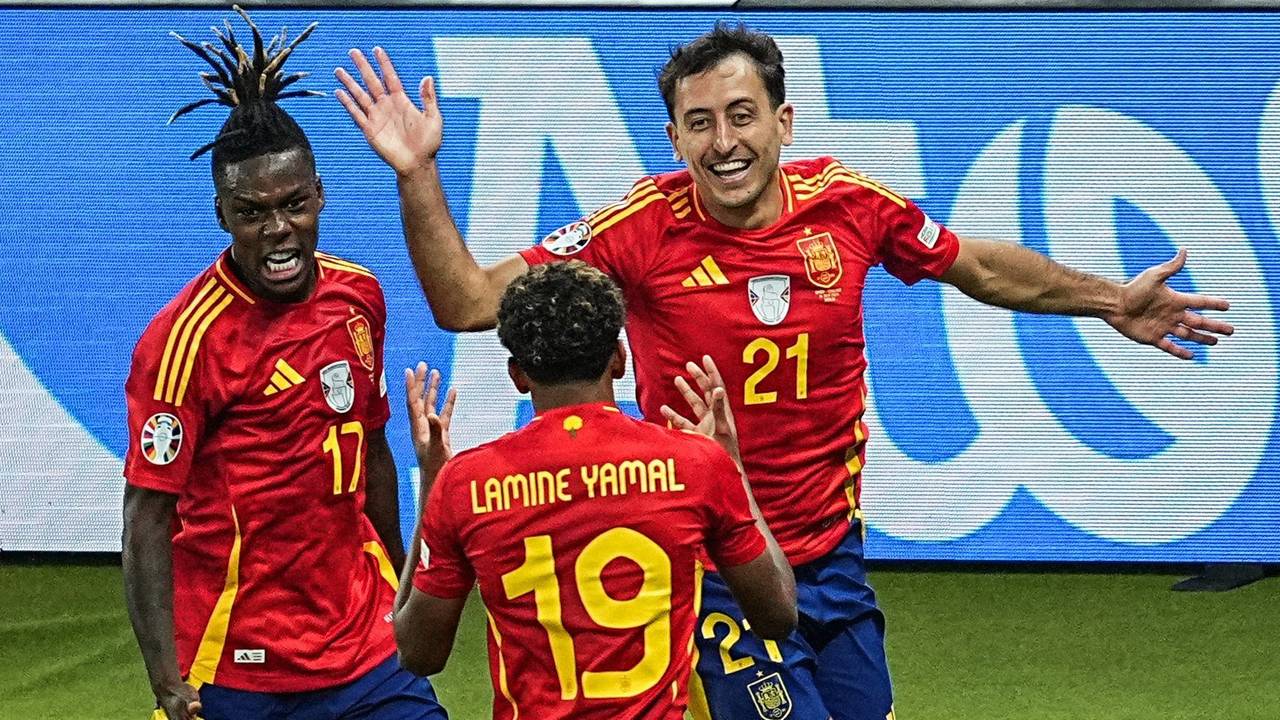 Mikel Oyarzabal jubelt nach seinem Tor zum 2-1 mit Spaniens Nico Williams und Spaniens Lamine Yamal.