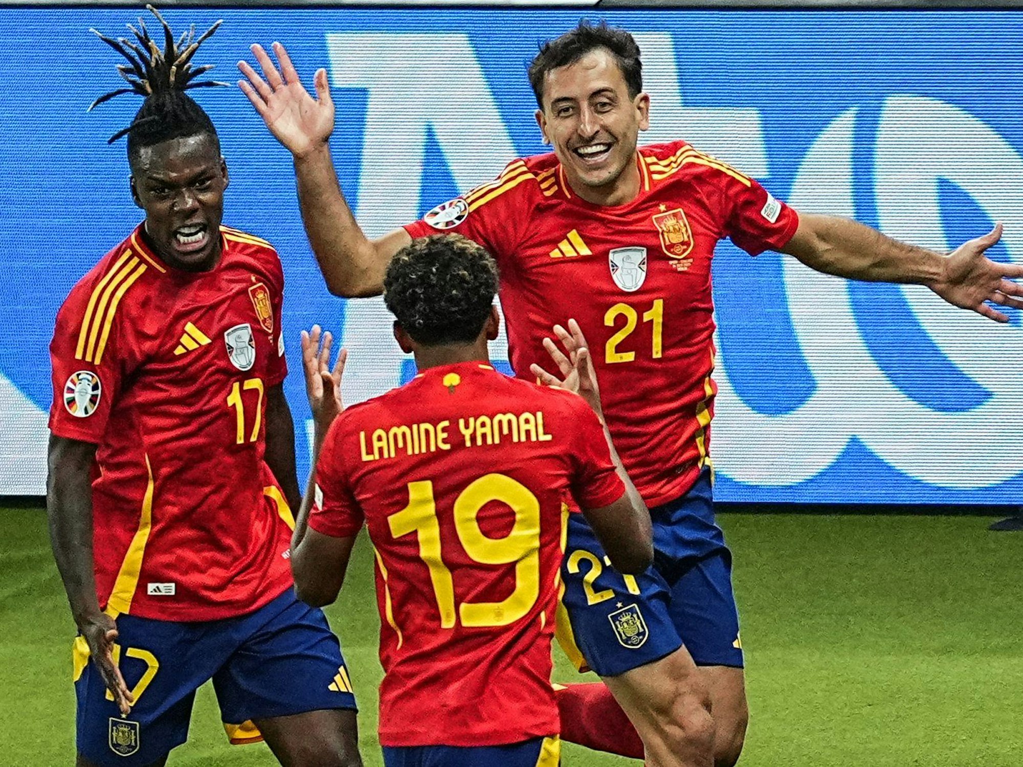 Mikel Oyarzabal jubelt nach seinem Tor zum 2-1 mit Spaniens Nico Williams und Spaniens Lamine Yamal.