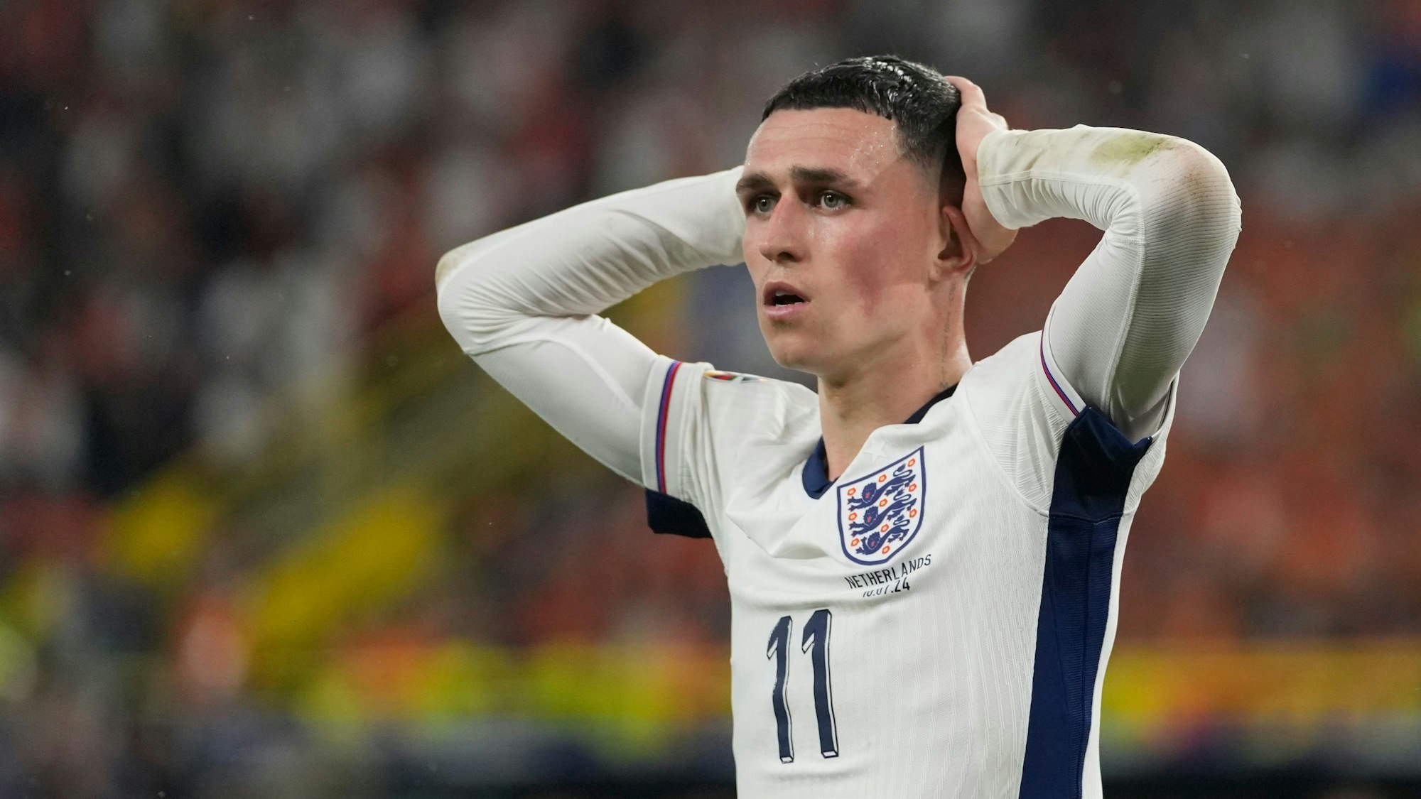 Phil Foden fasst sich an den Kopf.