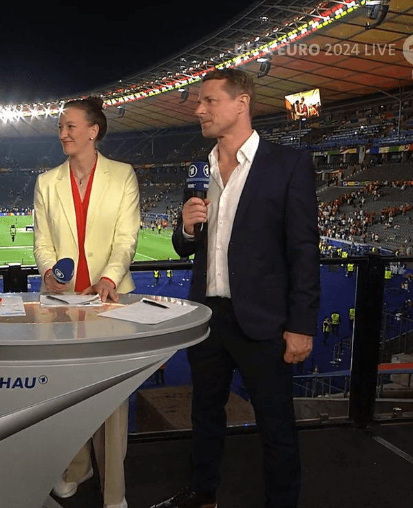 Das ARD-Team um Esther Sedlaczek, Bastian Schweinsteiger, Almuth Schult und Alexander Bommes (von links) am Sonntag (14. Juli 2024) nach dem EM-Finale.