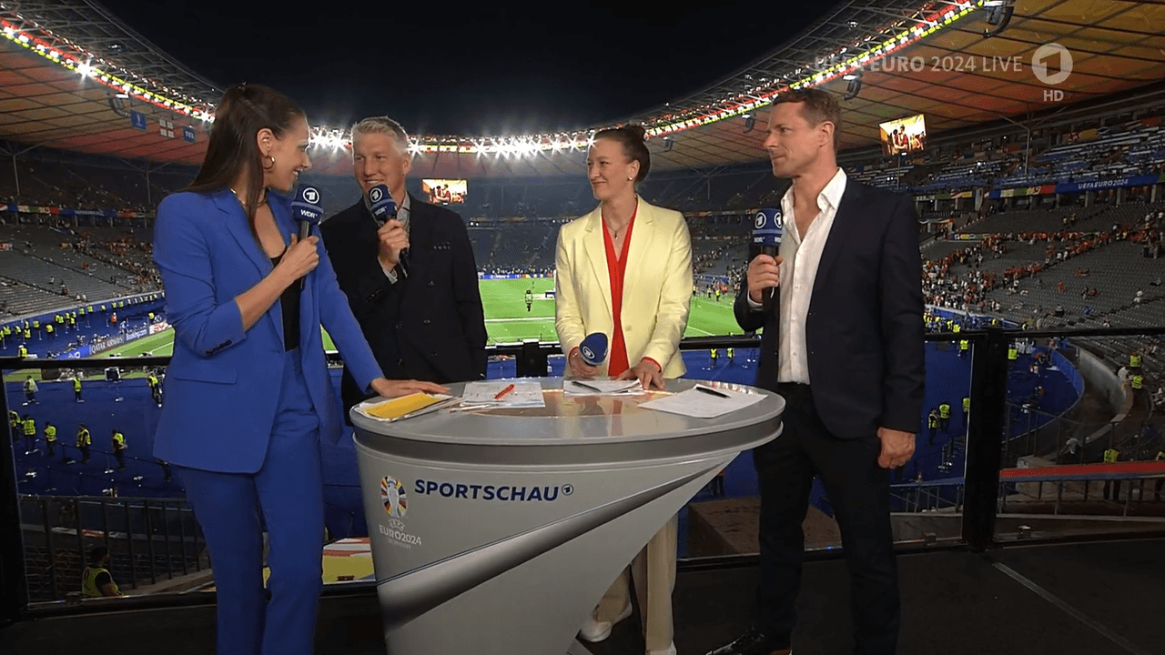 Das ARD-Team um Esther Sedlaczek, Bastian Schweinsteiger, Almuth Schult und Alexander Bommes (von links) am Sonntag (14. Juli 2024) nach dem EM-Finale.