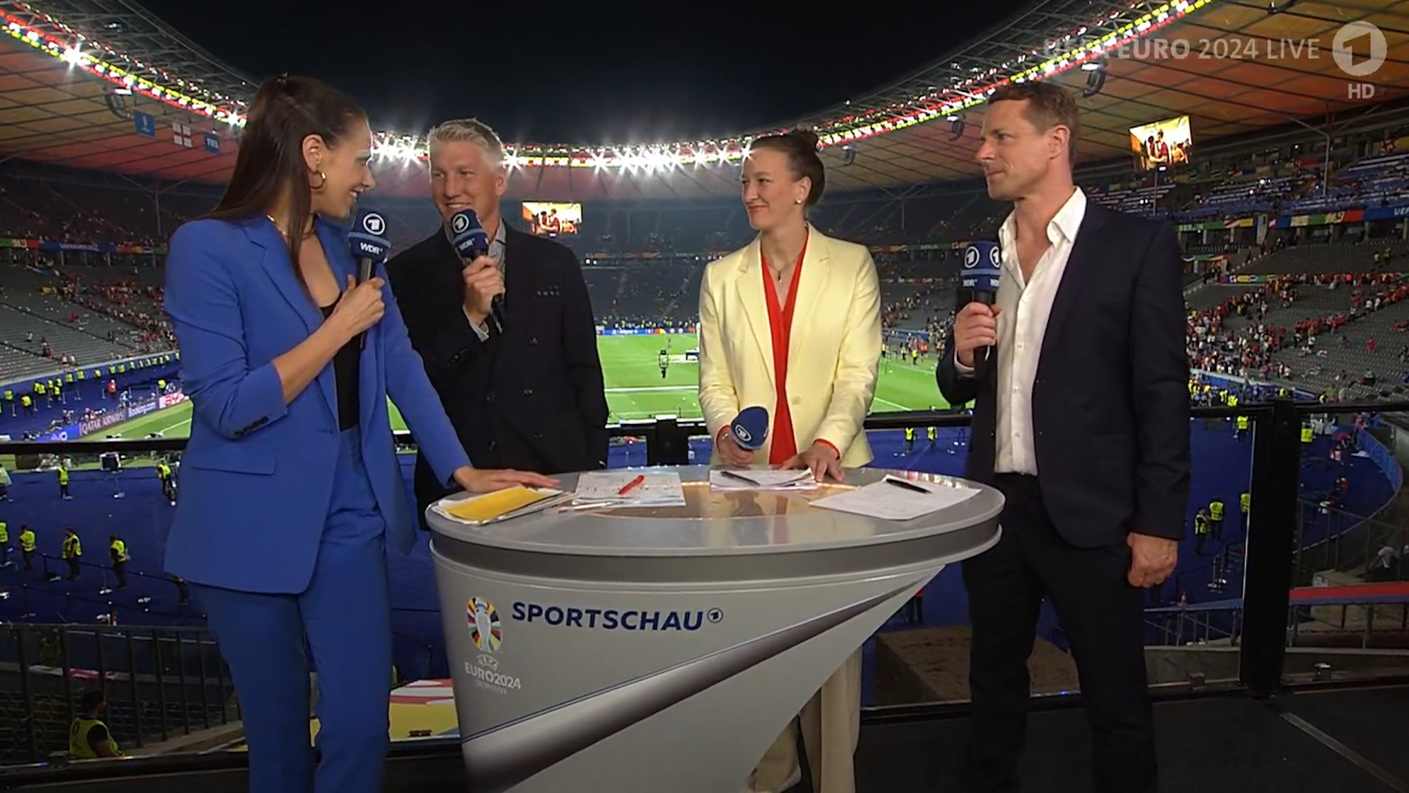 Das ARD-Team um Esther Sedlaczek, Bastian Schweinsteiger, Almuth Schult und Alexander Bommes (von links) am Sonntag (14. Juli 2024) nach dem EM-Finale.