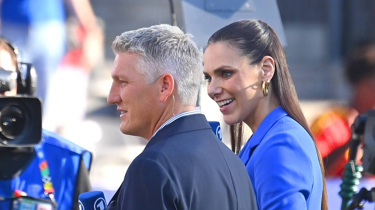 Bastian Schweinsteiger und Esther Sedlaczek in der ARD-Übertragung zum Finale der EM 2024.