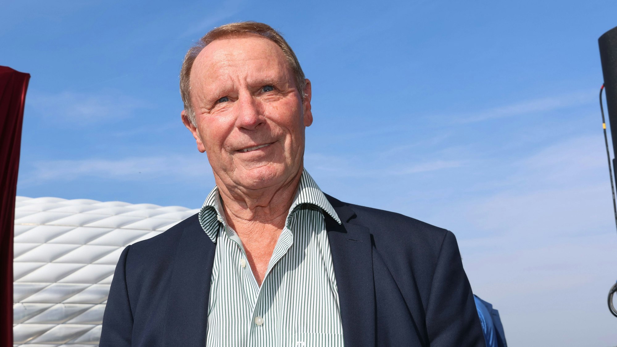 Berti Vogts vor der Allianz-Arena.