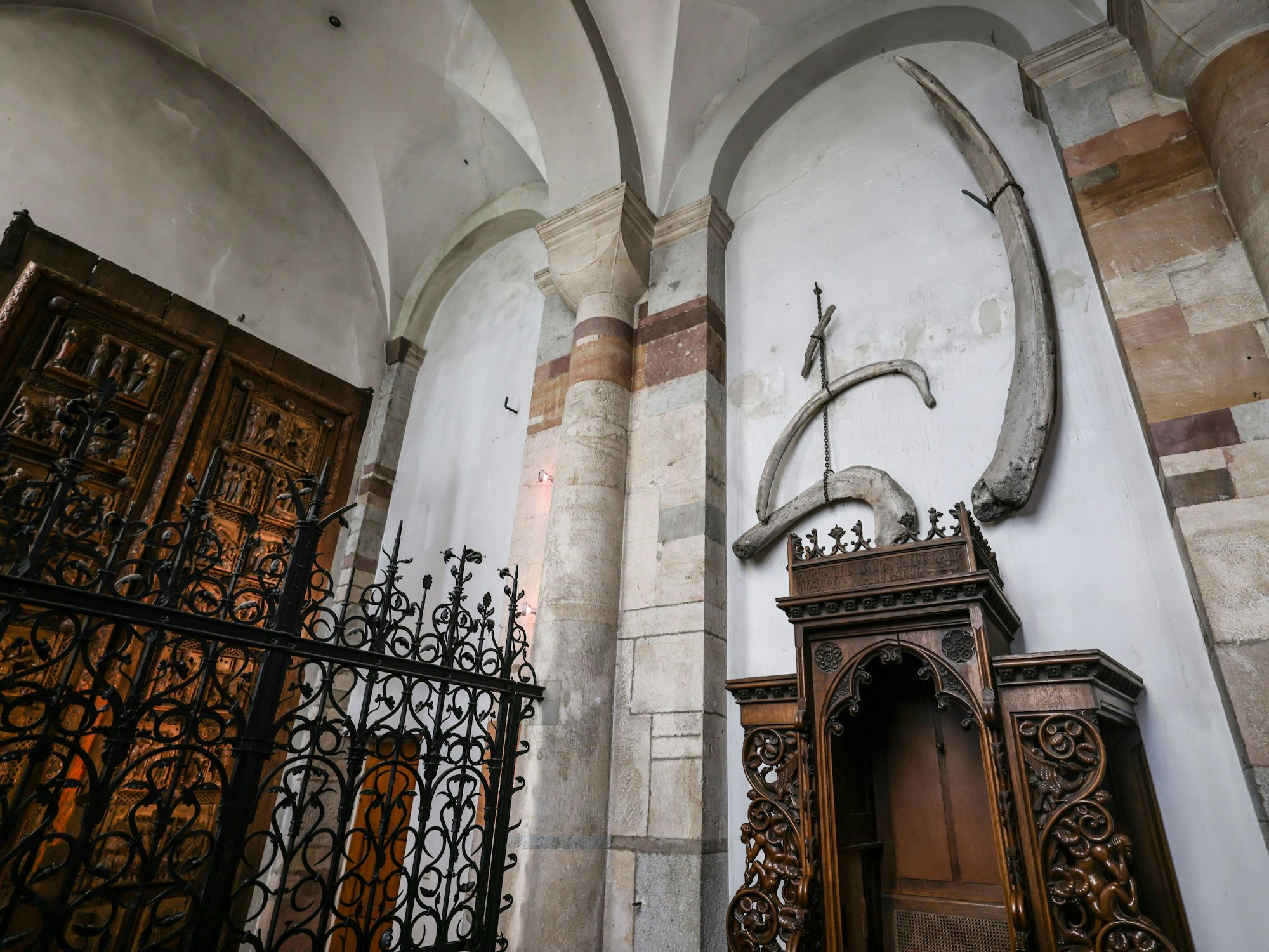 Walknochen hängen in der romanischen Kirche St. Maria im Kapitol über einem Beichtstuhl.