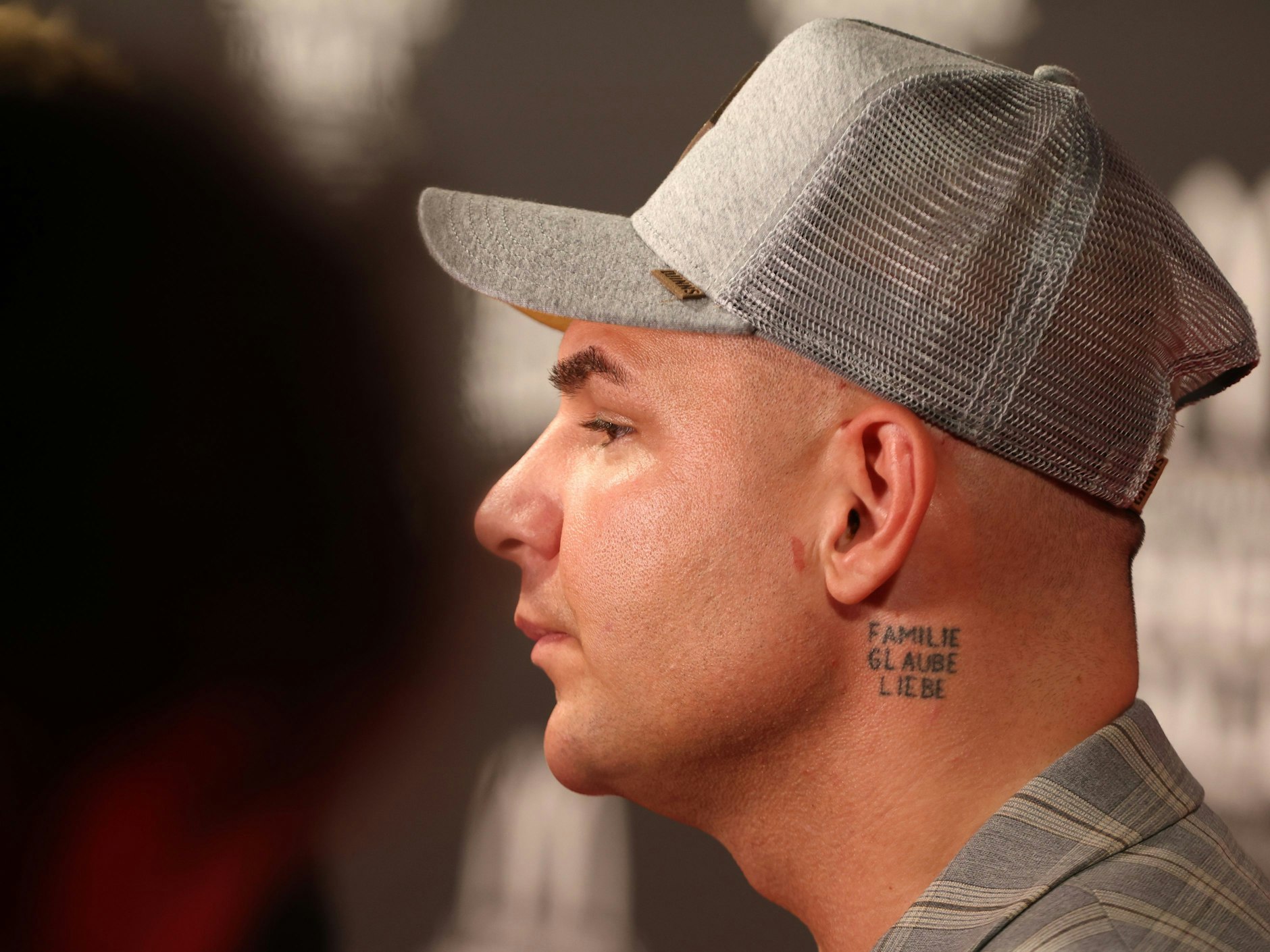 Pietro Lombardi, Sänger, steht auf dem roten Teppich der McDonald's Benefiz Gala 2023.