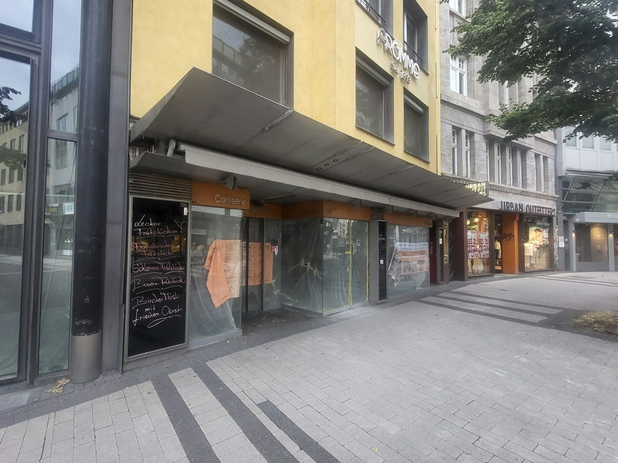 Der Laden der ehemaligen Bäckerei Fromme auf der Breite Straße in Köln wird umgebaut.
