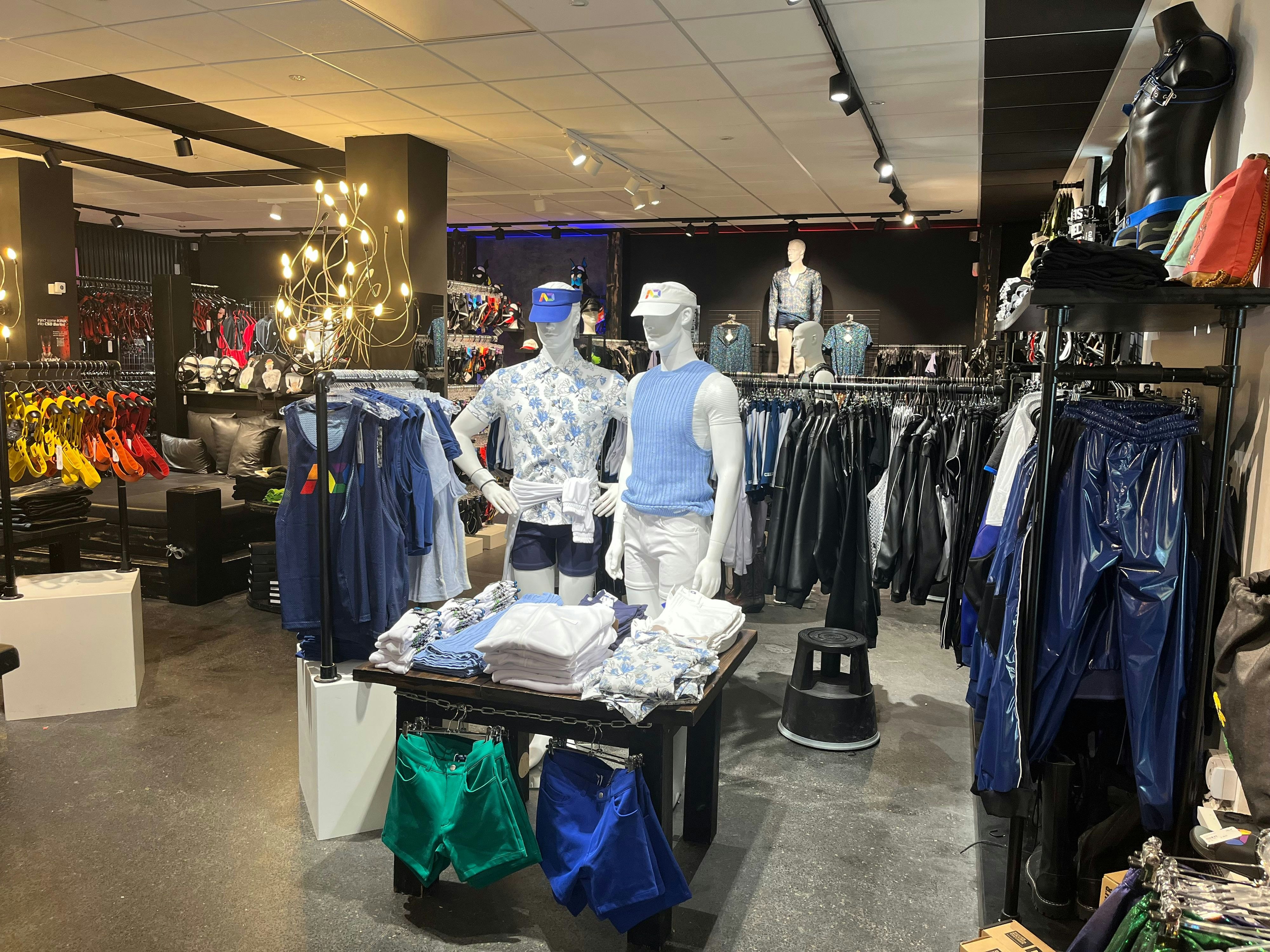 Blick in den Fetisch-Store „Best Of Cologne”, den es seit dem Jahr 2018 auf der Schaafenstraße in Köln gibt – Treffpunkt und Feier-Meile der queeren Community.