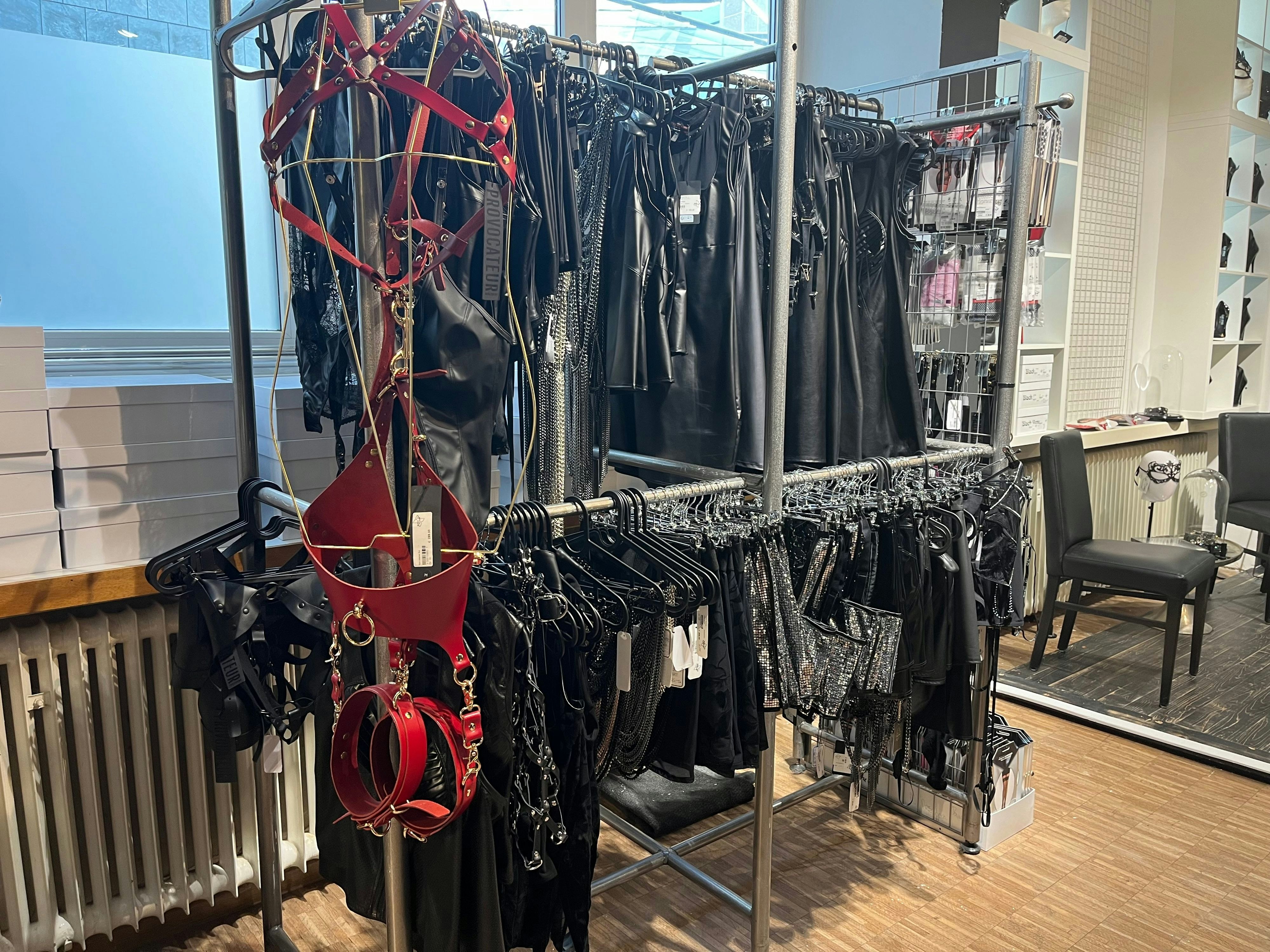Blick in die schwarz gehaltene Frauenabteilung bei „Best Of Cologne” in der Kölner Schaafenstraße
