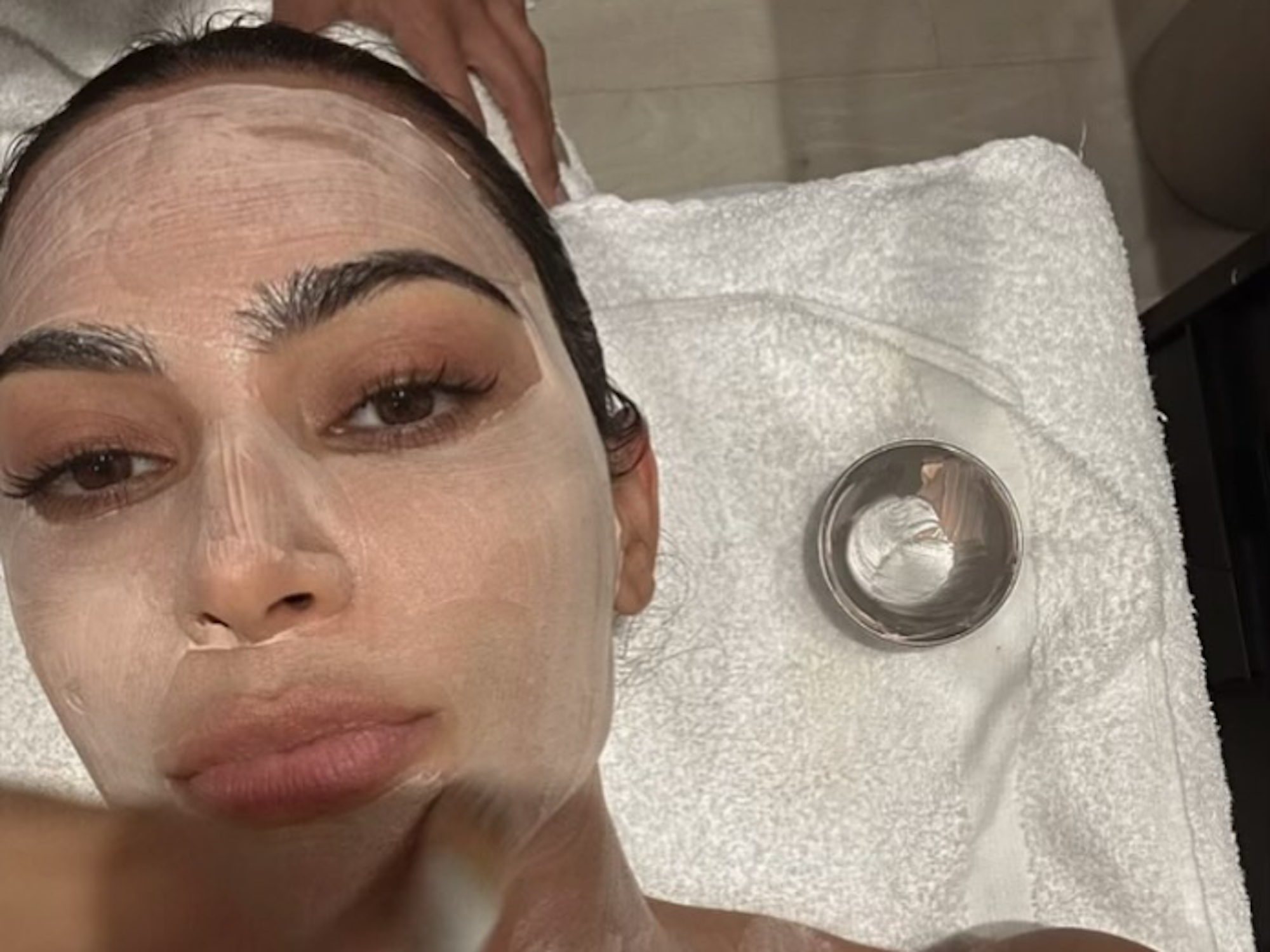 Kim Kardashian am 18. April 2024 bei einer Beautybehandlung.