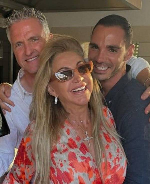 Carmen Geiss posiert auf einem am 14. Juli 2024 veröffentlichten Foto mit Ralf Schumacher und dessen Partner Etienne kurz nach dem Outing des früheren Formel-1-Fahrers.