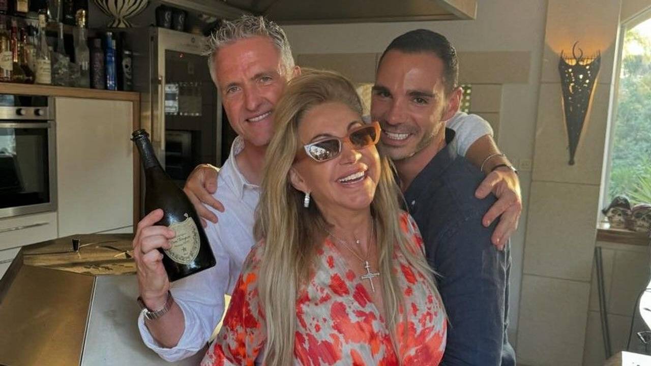 Carmen Geiss posiert auf einem am 14. Juli 2024 veröffentlichten Foto mit Ralf Schumacher und dessen Partner Etienne kurz nach dem Outing des früheren Formel-1-Fahrers.