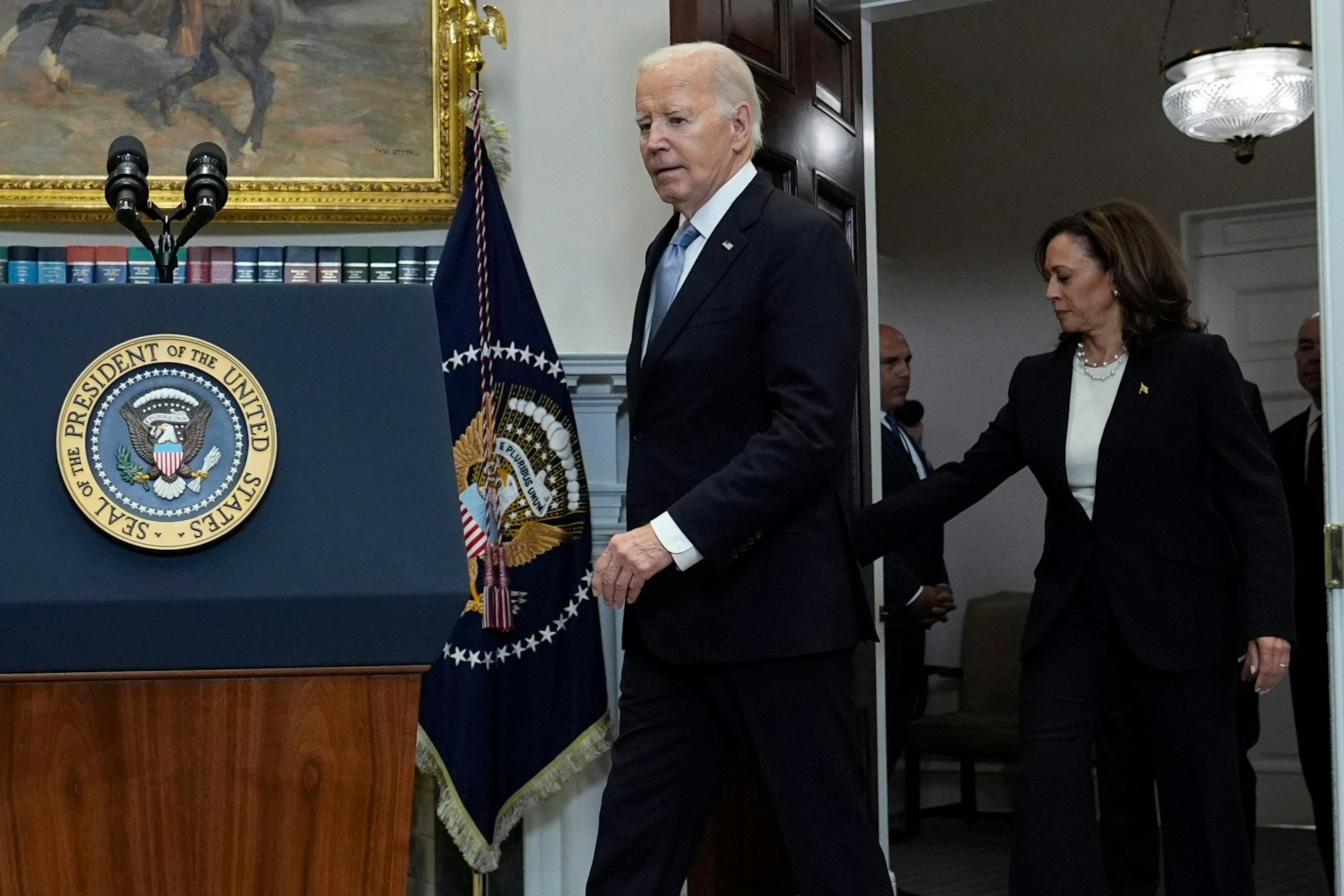 US-Präsident Joe Biden kurz vor der kurzen Rede an die Nation, hinter ihm seine Vize Kamala Harris.
