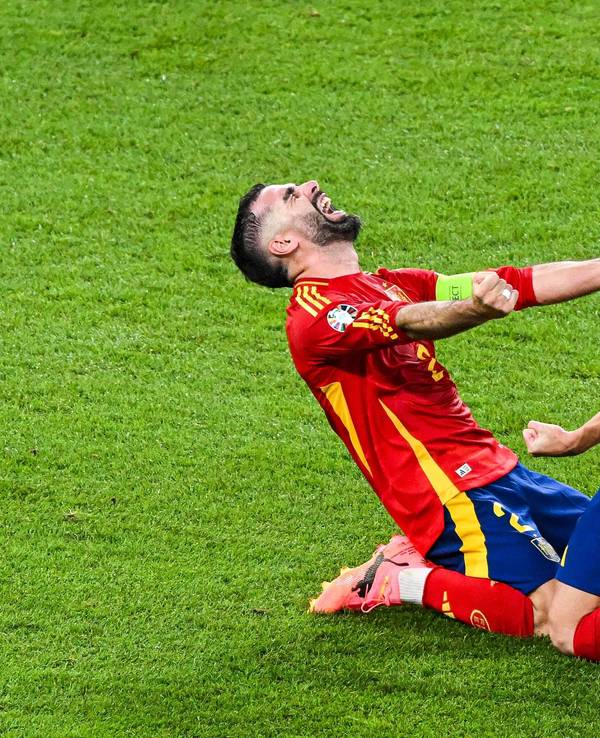 Dani Carvajal und Dani Olmo feiern den Titel bei der EM 2024.