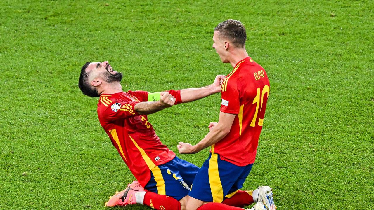 Dani Carvajal und Dani Olmo feiern den Titel bei der EM 2024.
