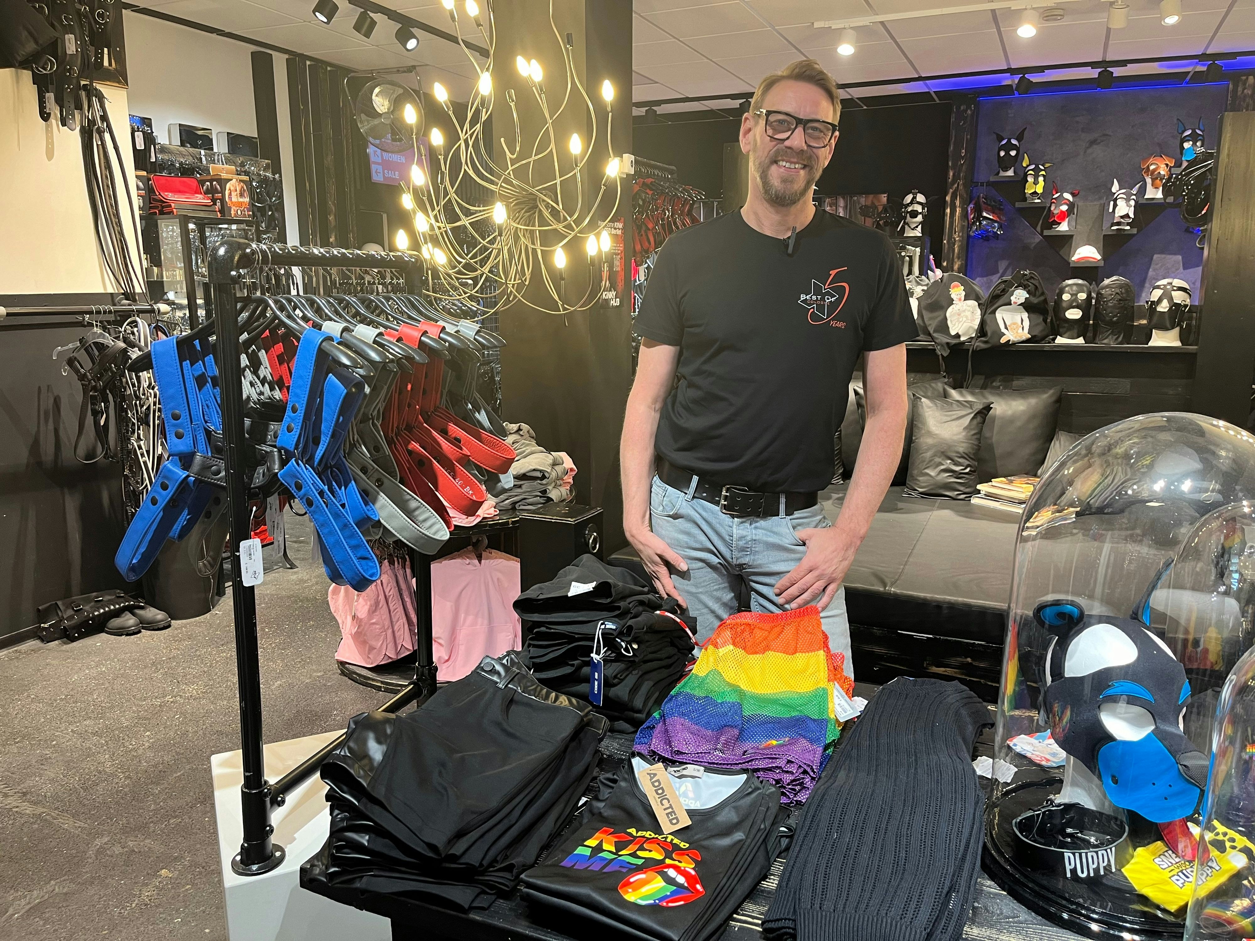 Klaus Jentjens, Inhaber von „Best Of Cologne”, einem Fetisch-Geschäft auf der Kölner Schaafenstraße. Er führt den Laden mit viel Leidenschaft und Expertise.
