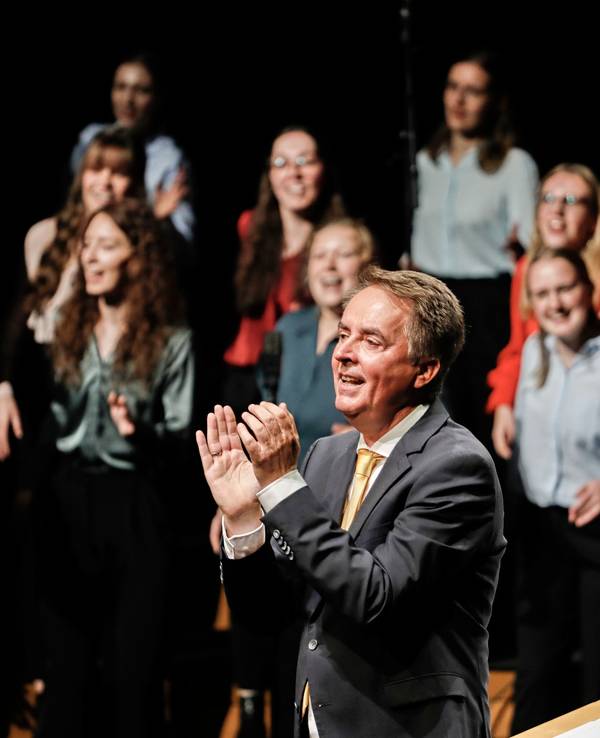 Michael Kokott mit dem Jugendchor St. Stephan.