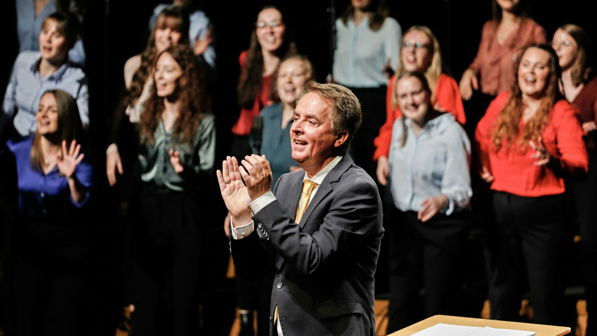 Michael Kokott mit dem Jugendchor St. Stephan.