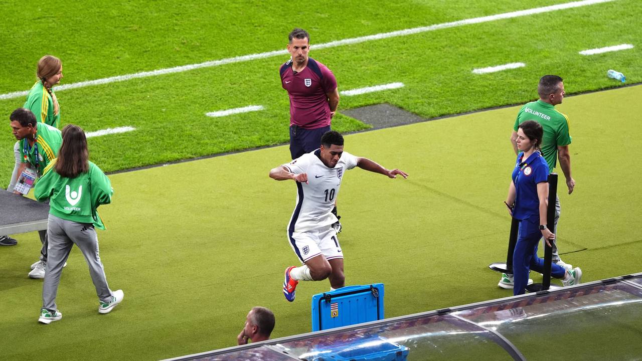 Jude Bellingham tritt nach dem Finale der EM 2024 voller Wut gegen eine Kiste.