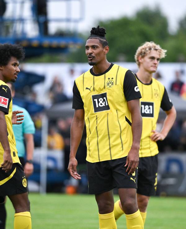 Karim Adeyemi und Sebastian Haller im BVB-Trikot.