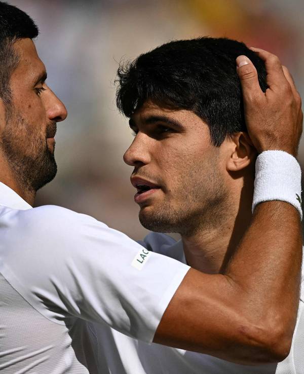 Carlos Alcaraz wird nach dem Wimbledon-Finale von Novak Djokovic beglückwünscht.