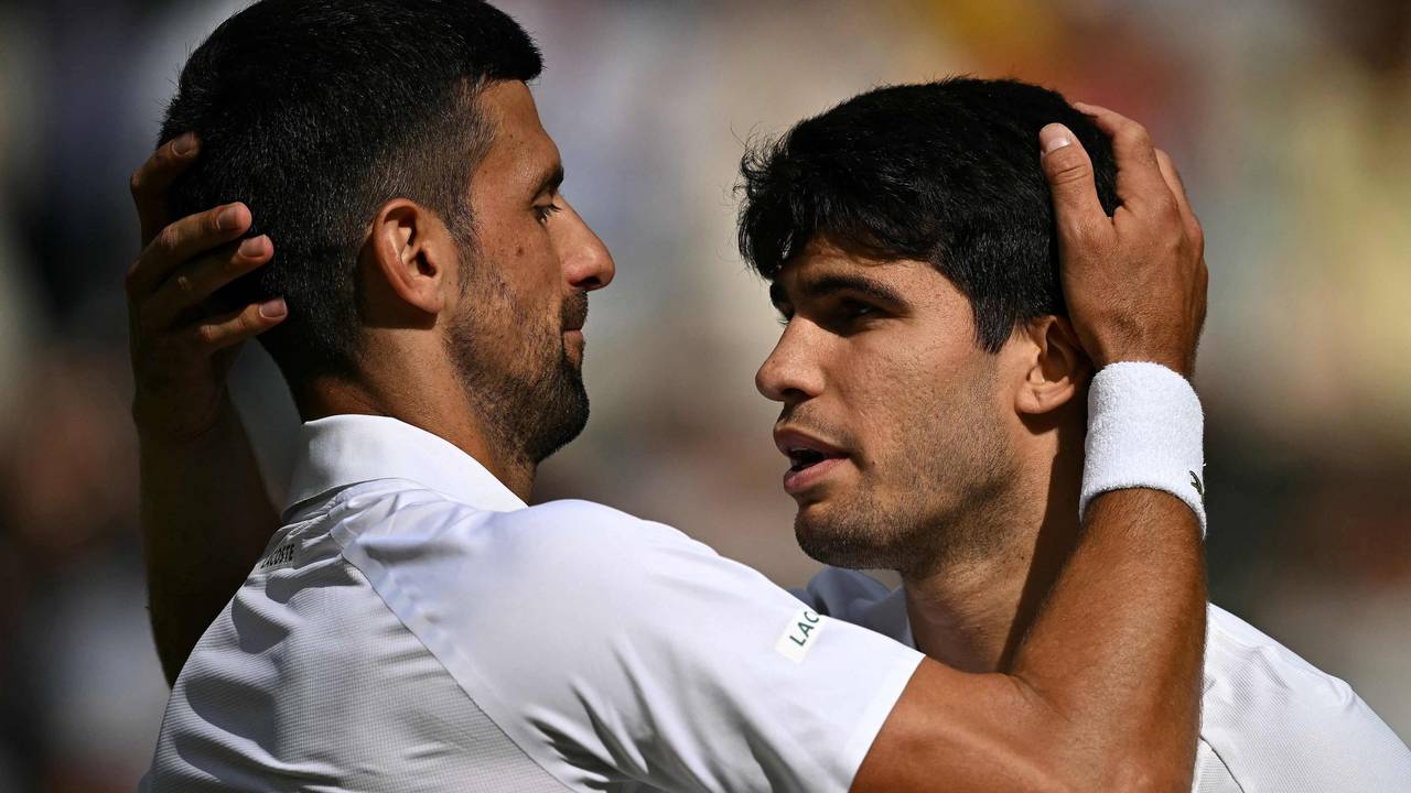 Carlos Alcaraz wird nach dem Wimbledon-Finale von Novak Djokovic beglückwünscht.