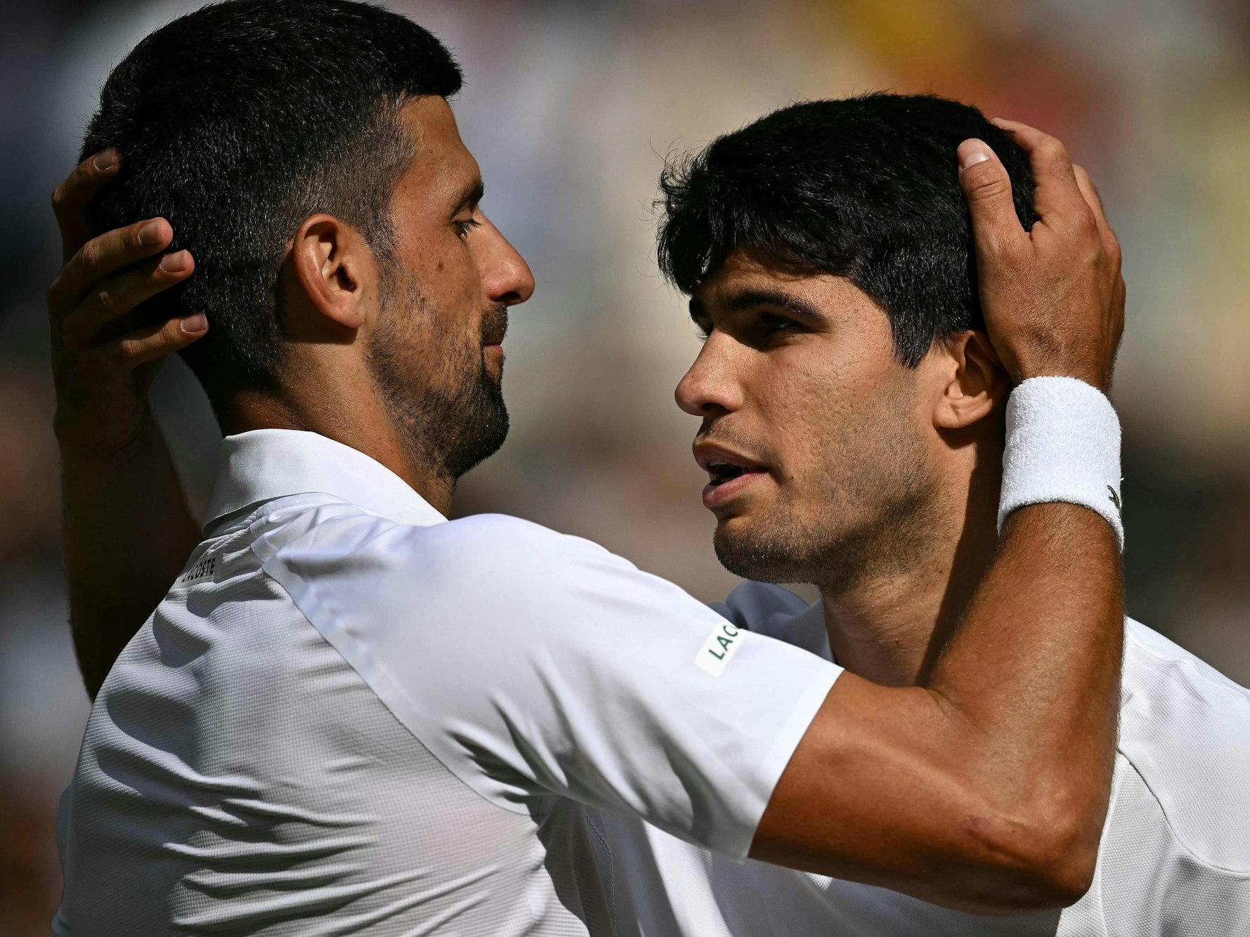 Carlos Alcaraz wird nach dem Wimbledon-Finale von Novak Djokovic beglückwünscht.