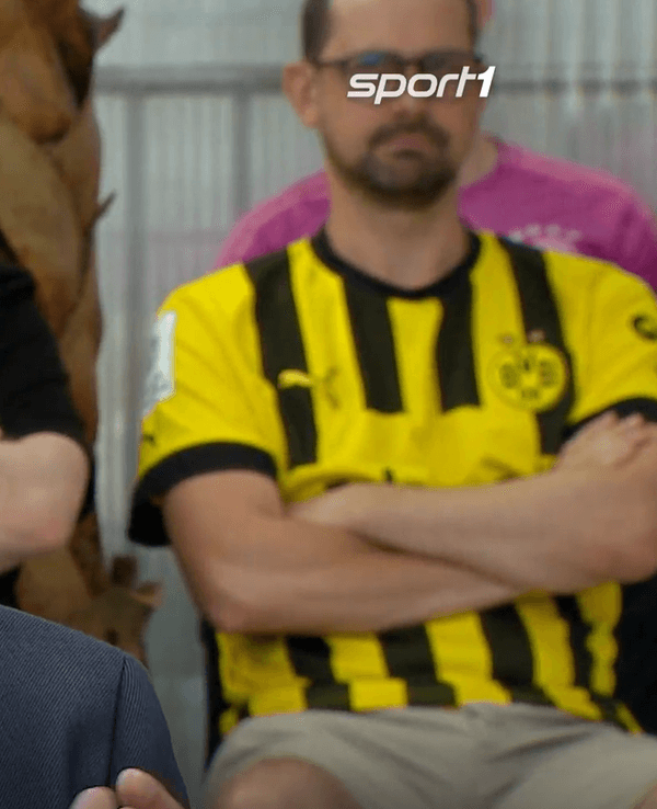 Stefan Effenberg gestikuliert im „Doppelpass“.