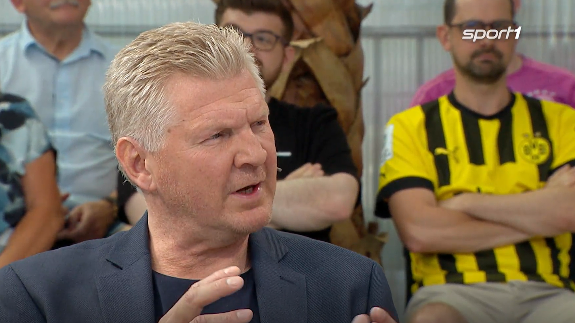 Stefan Effenberg gestikuliert im „Doppelpass“.