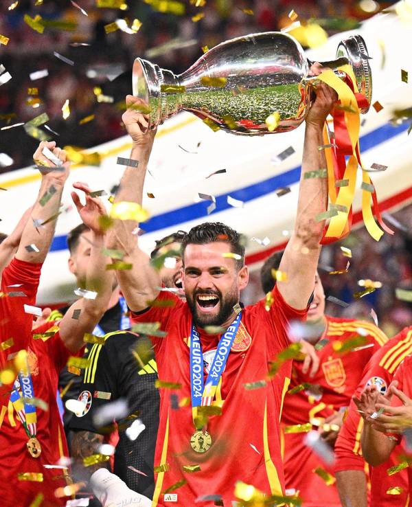 Spaniens Nacho jubelt mit der Trophäe nach dem Sieg im Finale.