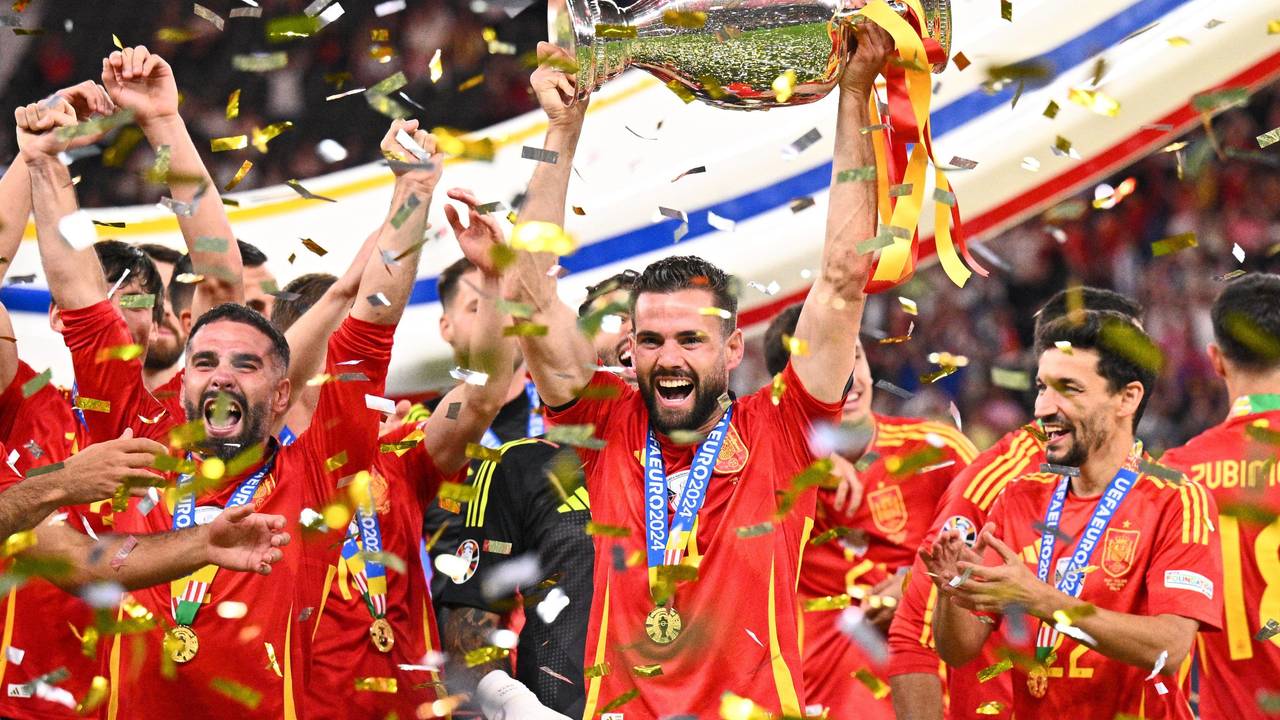 Spaniens Nacho jubelt mit der Trophäe nach dem Sieg im Finale.