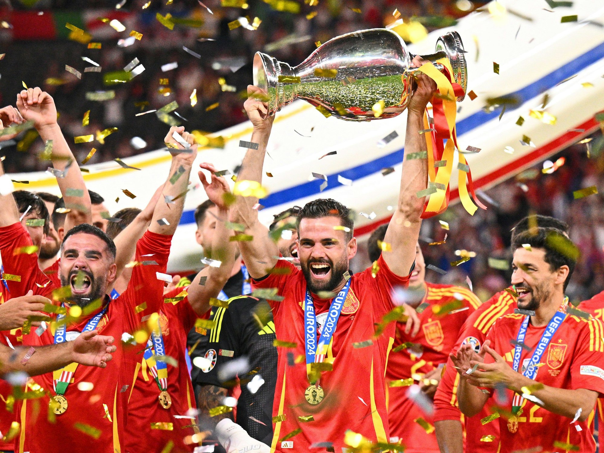 Spaniens Nacho jubelt mit der Trophäe nach dem Sieg im Finale.