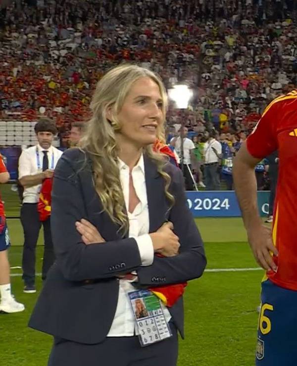Die spanische Trainerbank beim EM-Spiel gegen Italien. Hinter Nationaltrainer Luis de la Fuente sitzt Nuria Martínez Navas.