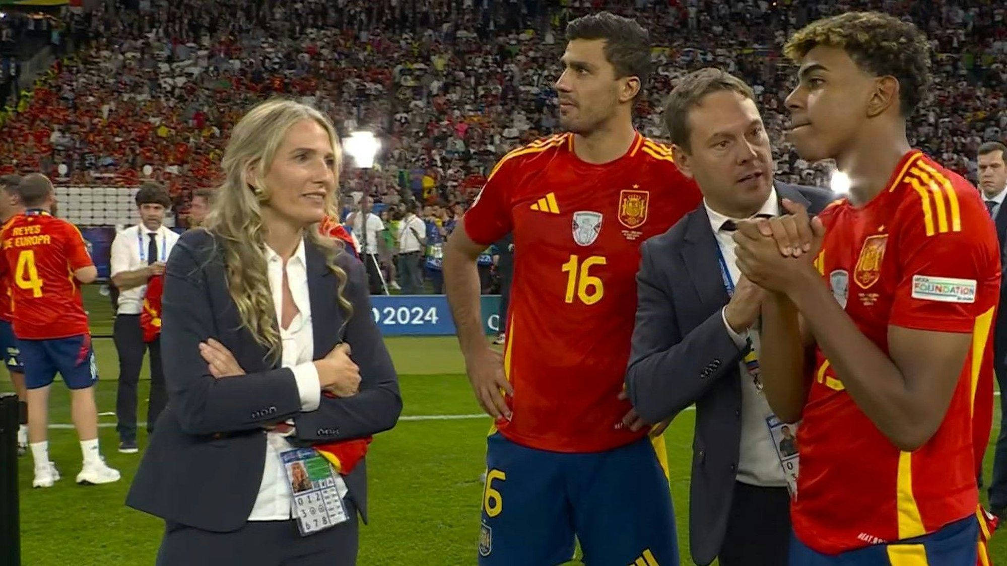 Die spanische Trainerbank beim EM-Spiel gegen Italien. Hinter Nationaltrainer Luis de la Fuente sitzt Nuria Martínez Navas.
