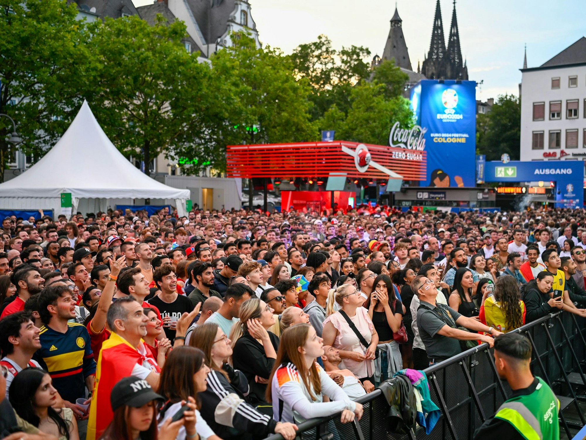 Fußball-Fans verfolgen am Heumarkt in Köln das EM-Finale 2024.