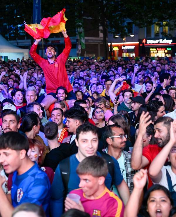 14.07.2024, Köln: Die Fans verfolgen gebannt das Spiel England - Spanien. Public Viewing Endspiel Heumarkt. UEFA EURO Fußball-Europameisterschaft. Foto: Uwe Weiser