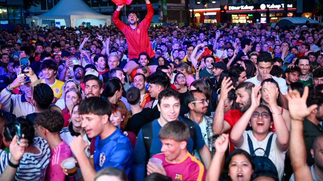 14.07.2024, Köln: Die Fans verfolgen gebannt das Spiel England - Spanien. Public Viewing Endspiel Heumarkt. UEFA EURO Fußball-Europameisterschaft. Foto: Uwe Weiser