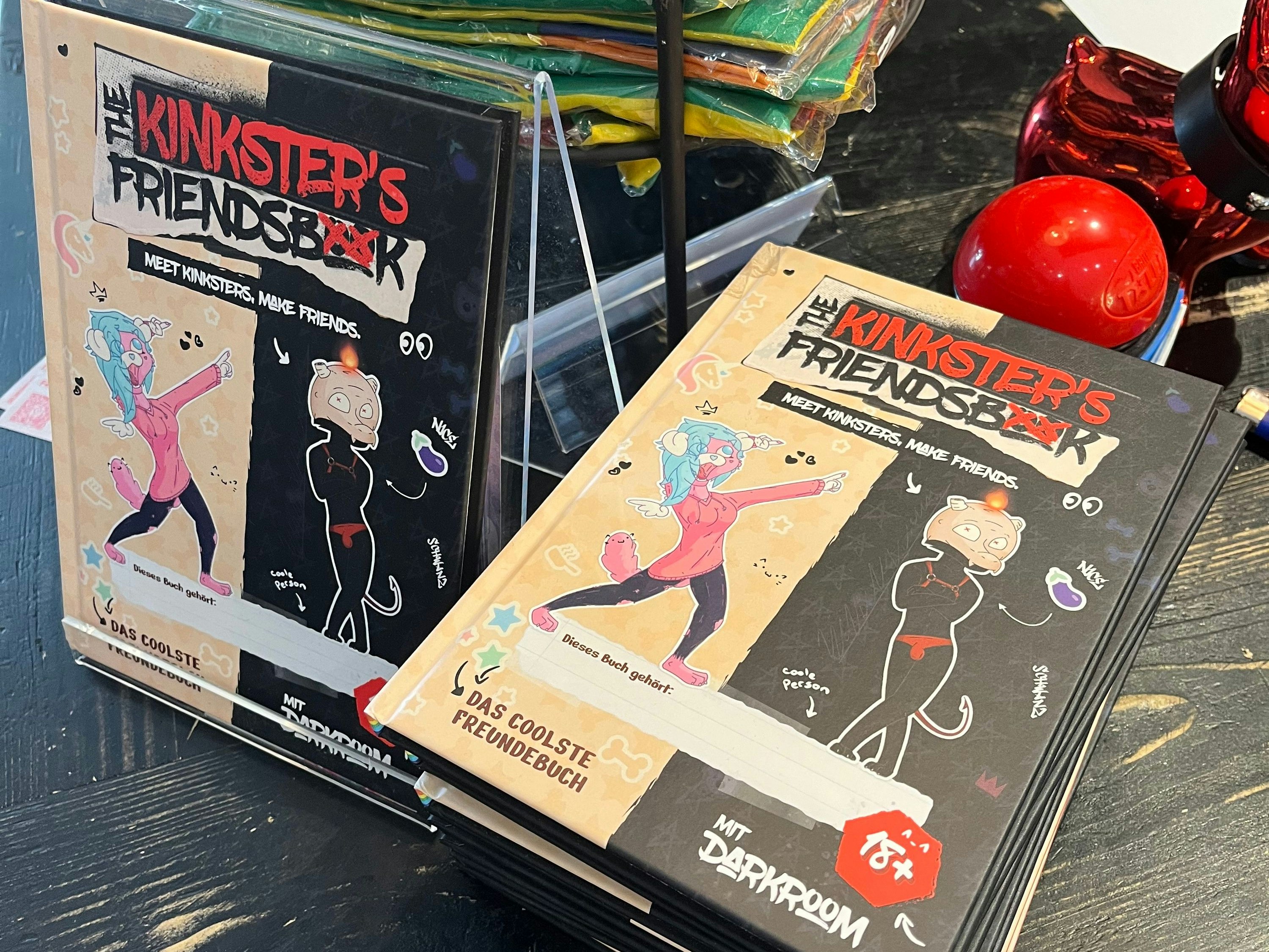 Klaus Jentjens unterstützt ein tolles Projekt aus der Kölner Puppy-Szene: ein Freundschaftsbuch („The Kinkster's Friendsbook”) mit „Darkroom“-Seiten. Die Idee dazu hatte Pup Mino aus Köln. Mehr dazu erfährst du auf der Instagram-Seite „kinksters_universe“. Die Bücher gibt es bei „Best Of Cologne” zu kaufen.