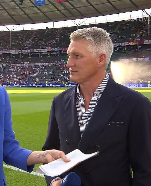 Bastian Schweinsteiger und Esther Sedlaczek sprechen bei der ARD-Übertragung des EM-Endspiels zwischen Spanien und England