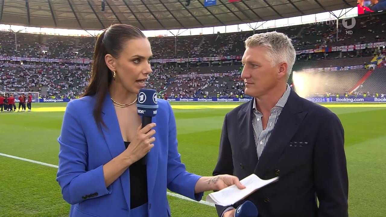 Bastian Schweinsteiger und Esther Sedlaczek sprechen bei der ARD-Übertragung des EM-Endspiels zwischen Spanien und England