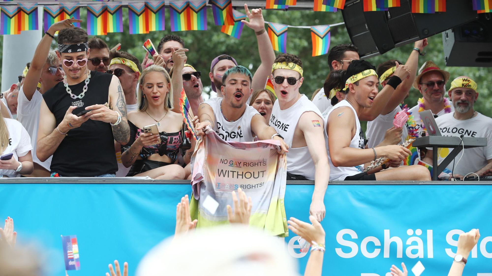 Ein Wagen während der CSD Parade 2023 in Köln.