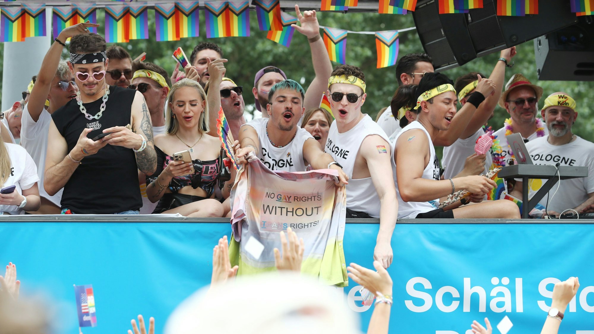 Ein Wagen während der CSD Parade 2023 in Köln.
