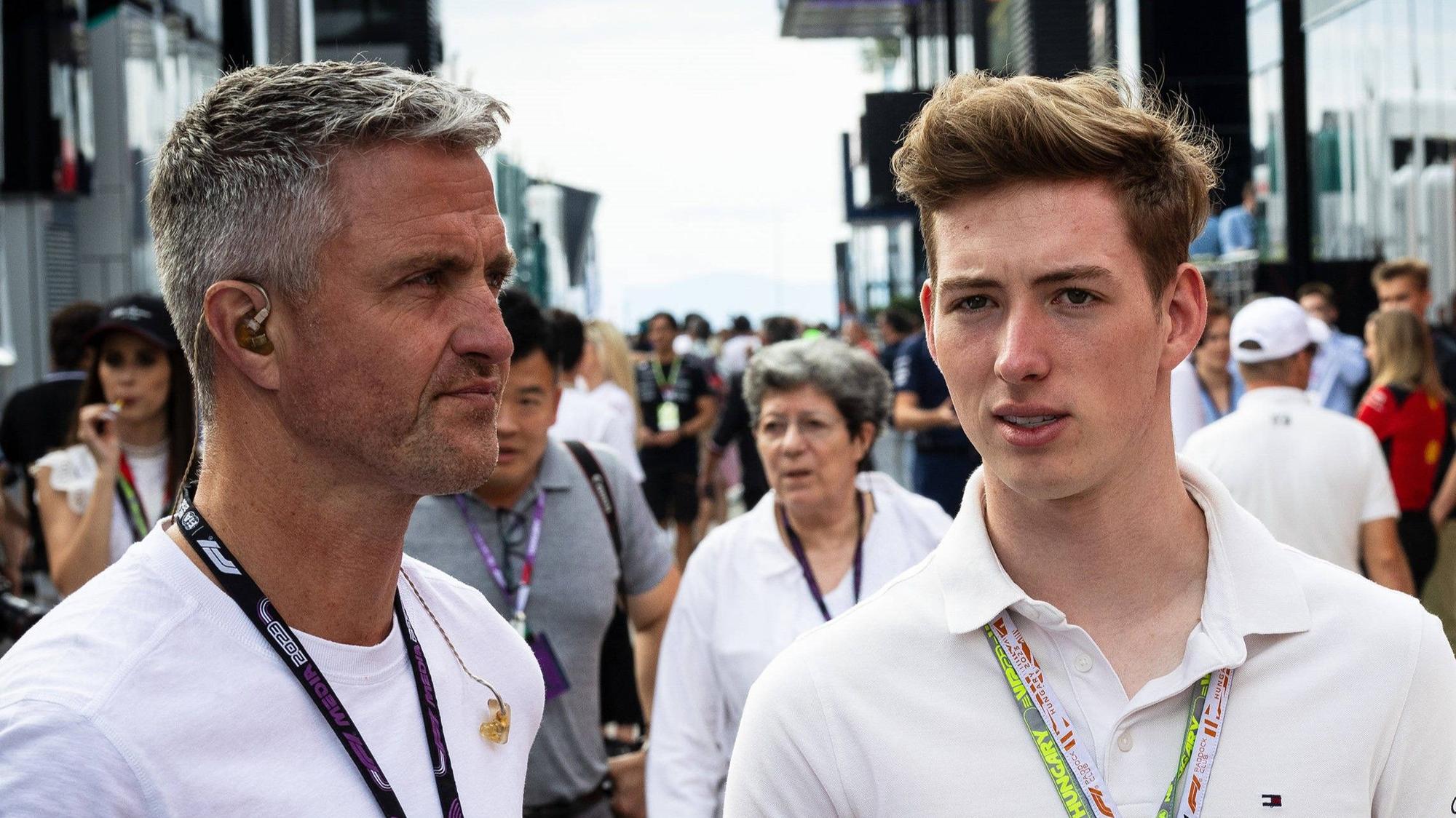 Sky-Reporter Ralf Schumacher steht neben seinem Sohn David Schumacher.