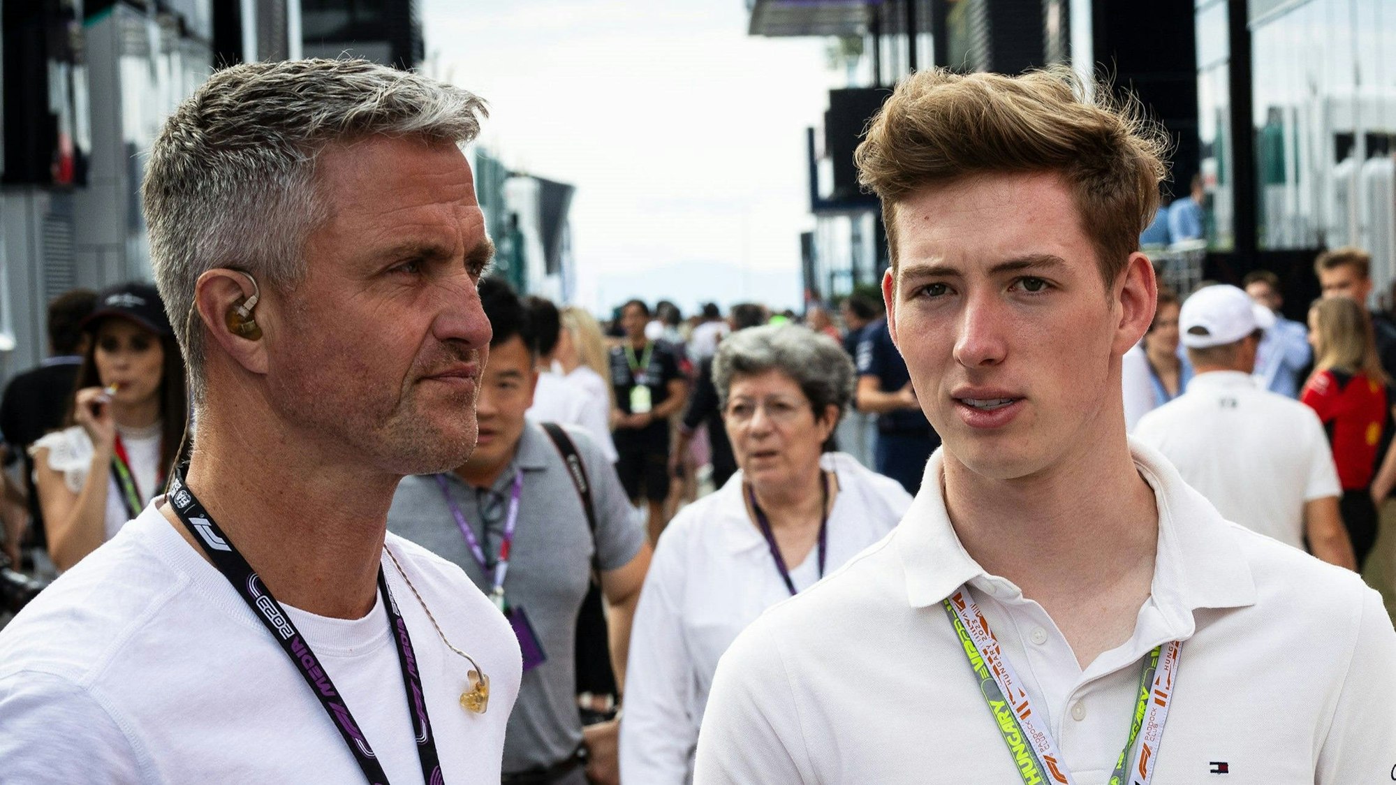Ralf Schumacher und sein Sohn David am Rande des Rennens der Formel 1 in Ungarn im Fahrerlager.